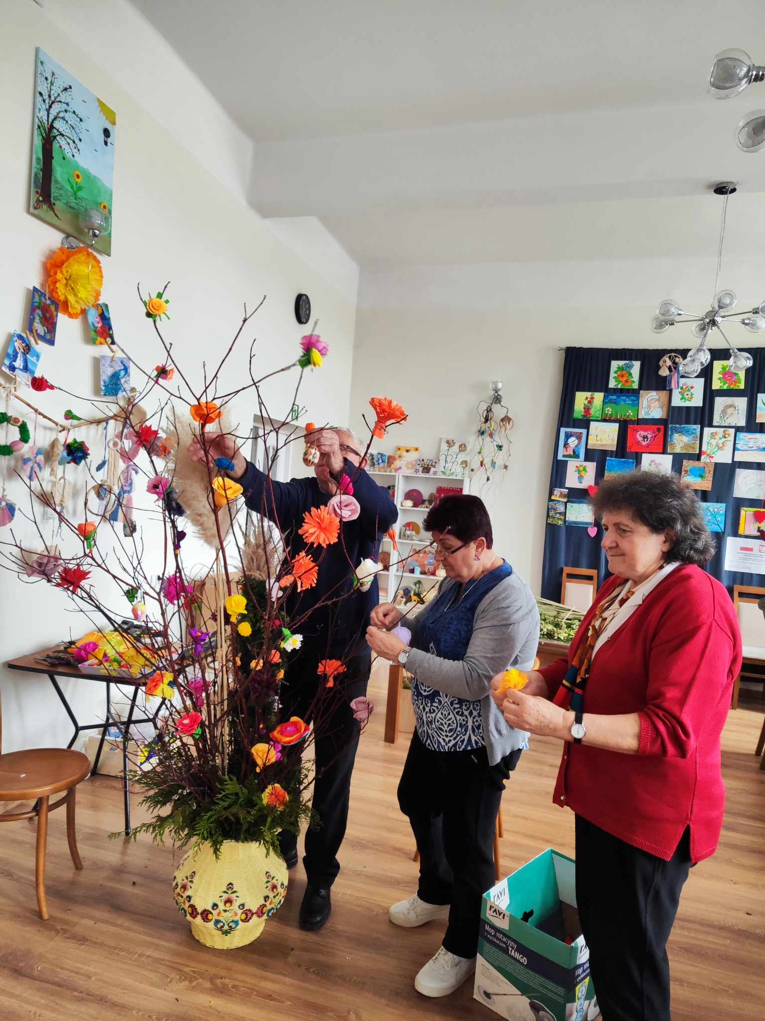 Zajęcia rękodzielnicze – kwiaty z bibuły i palmy wielkanocne